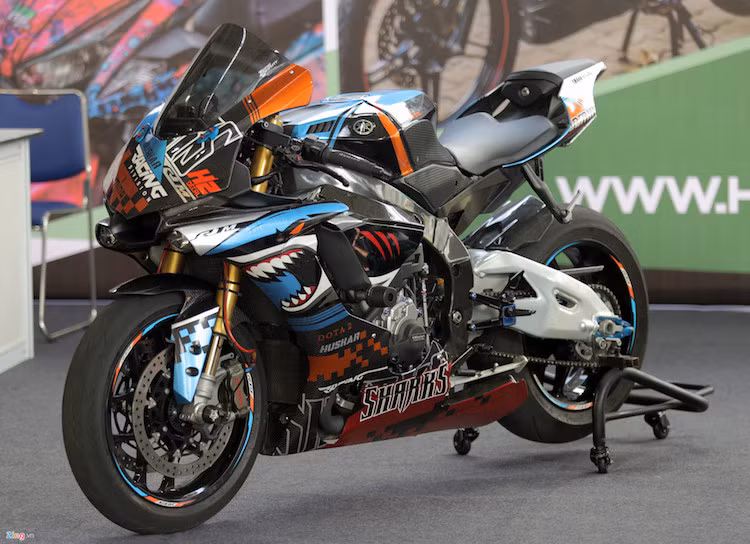  Siêu môtô Yamaha R1 thuộc phân khúc 1.000 cc được nhiều biker ưa chuộng. Khi số lượng R1 tại Việt Nam ngày càng nhiều, chủ sở hữu thường nghĩ cách cá nhân hoá chiếc xe của mình để trở nên đặc biệt.