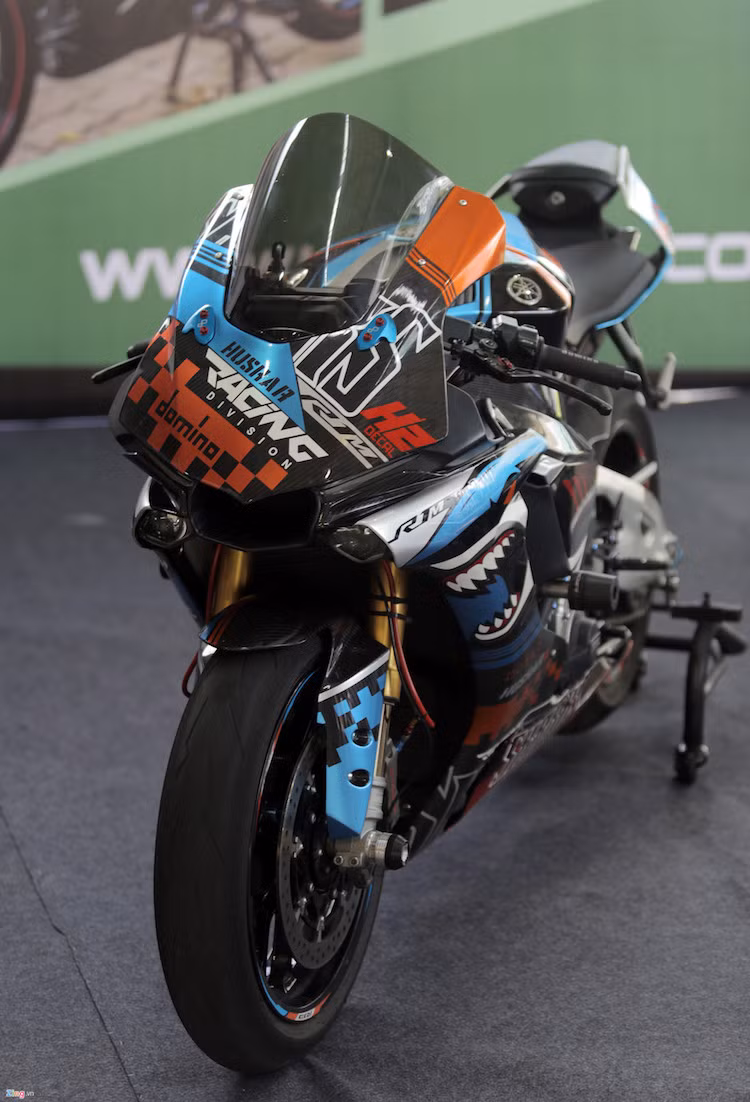 Phương pháp dán decal được nhiều người áp dụng bởi chi phí thấp và đạt hiệu quả thẩm mỹ cao. Ngày nay, công nghệ in ấn và chất lượng decal đã tiến bộ hơn trước nên chủ xe có thể thiết kế bộ tem theo ý tưởng riêng nhằm tăng tính độc đáo.