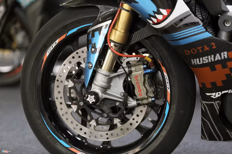 Cặp phuộc trước nguyên bản trên R1M của hãng xe máy Yamaha kiểu up-side-down, đường kính 43 mm hiệu Ohlins, chuyên dùng cho những mẫu xe đua hiệu suất cao. Ngoài ra phanh đĩa cũng thay bằng phụ kiện của Brembo, hãng sản xuất phanh danh tiếng nhất trên thế giới.