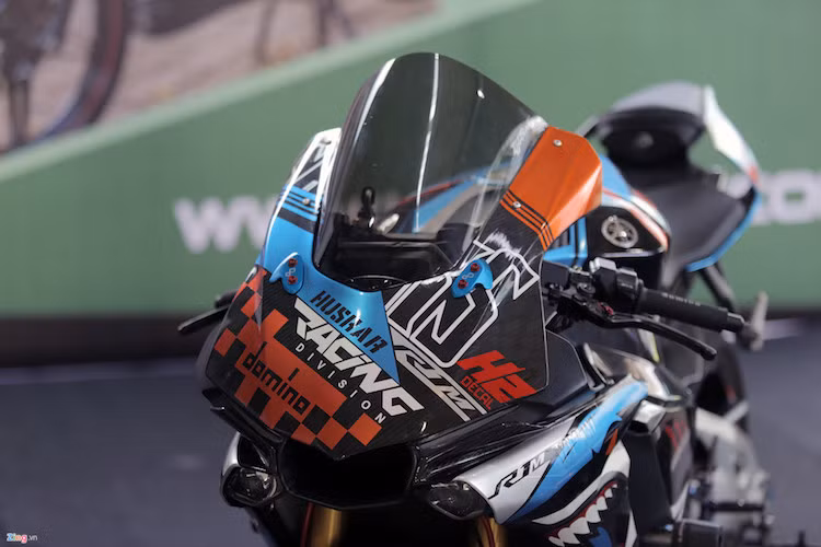 Phần đầu xe gây ấn tượng nhờ bộ tem đầy màu sắc. Tay lái gắn một số món đồ chơi như bao tay domino, tay côn và tay phanh CRG.