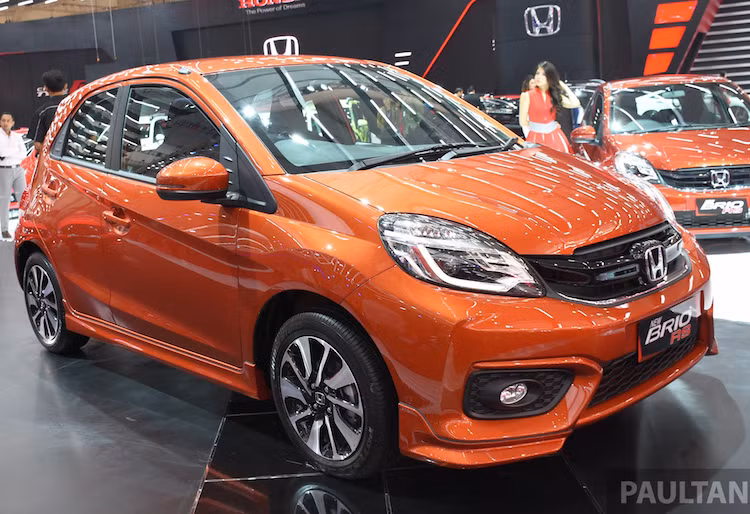 Tại thị trường Indonesia, mẫu xe Honda có mẫu hatchback 5 cửa Brio thuộc phân khúc xe nhỏ nhất hạng A, với kích thước tương đương Kia Morning hay Hyundai i10. Mới đây để tăng sức hấp dẫn của mẫu xe này trước các đối thủ, phiên bản thể thao Honda Brio RS đã vừa được ra mắt tại triển lãm Indonesia.