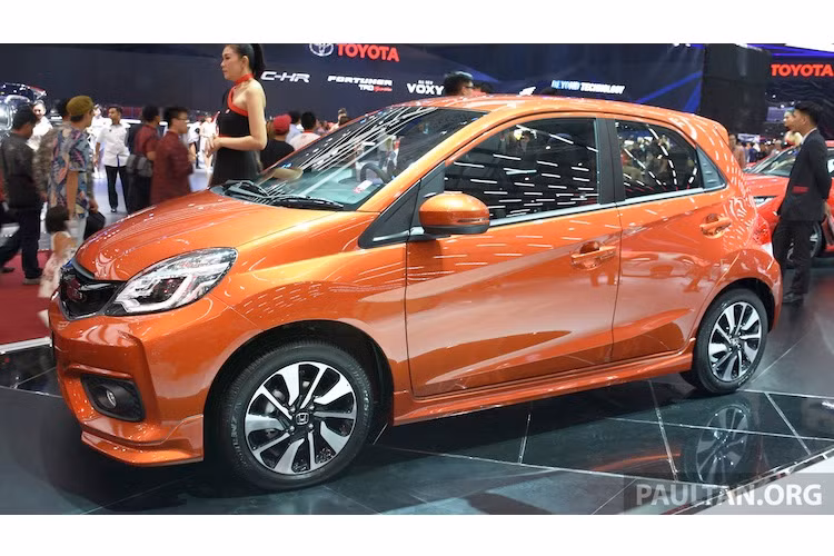 Brio RS được trang bị động cơ 1.2l 4 xi-lanh thẳng hàng có công suất tối đa 90 PS và mô-men xoắn cực đại 110 Nm. Xe dẫn động cầu trước và được trang bị hộp số vô cấp CVT với công nghệ Earth Dreams tiết kiệm nhiên liệu.