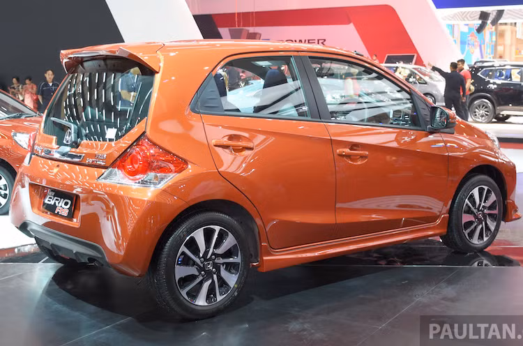 Tại thị trường Indonesia, Brio RS được bán với giá đắt hơn 4 triệu Rupiah so với phiên bản thường, đạt 182 triệu Rupiah (tương đương 309 triệu đồng).