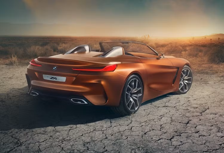 Những tỷ lệ "vàng" của một chiếc mui trần 2 chỗ (roadster) cổ điển như phần đầu dài, phần đuôi ngắn và kính chắn gió thấp vẫn tiếp tục được BMW ứng dụng trên xe thể thao Z4 Concept. Các đường nét thân xe "uốn lượn" cùng bộ mâm lớn và đèn hậu LED kéo dài khiến mẫu xe mui trần BMW vừa thanh lịch, hiện đại nhưng vẫn rất "cơ bắp".