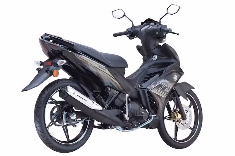 Được sản xuất riêng cho thị trường Malaysia, cặp đèn xi-nhan phía sau của Y135LC cũng được tách rời ra khỏi đèn hậu và nằm dưới chắn bùn tương tự như Exciter 150 hiện tại. Cuối cùng, chiếc xe còn được gắn thêm cặp phản quang "mắt mèo" ở hai bên dè sau để tăng độ nhận biết trong đêm.