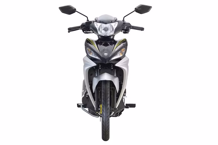 Một điểm đặc biệt khác của Y135LC so với Exciter 135 đó là phần đầu của chiếc xe có thêm một "mào" chắn gió" ở phía trên đèn pha, giúp hướng gió về phía sau để giảm mệt mỏi cho người lái khi đi đường dài. Xe được trang bị vành đúc 17 inch bản nhỏ giống Exciter 135 không côn trước đây, cùng hệ thống phanh với đĩa trước và đùm sau.