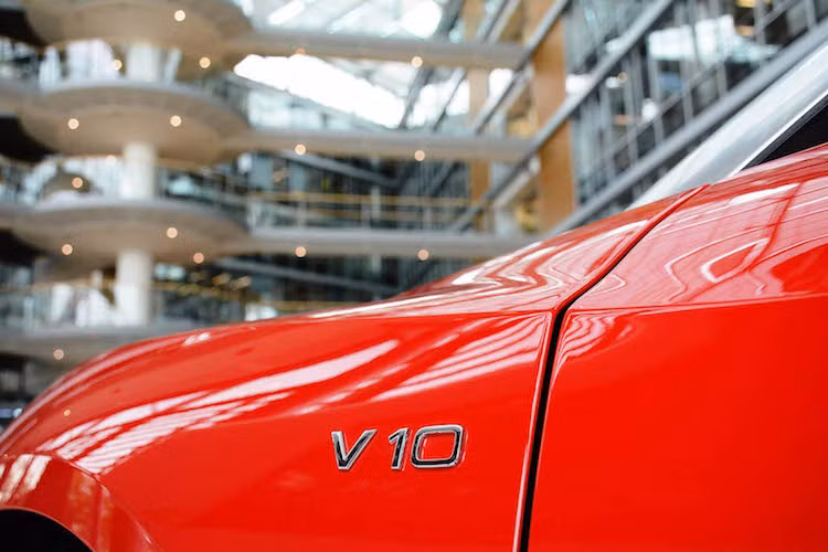 Giống như mọi phiên bản R8 thế hệ mới khác, R8 Spyder Plus sử dụng động cơ V10 5.2l nạp khí tự nhiên có nguồn gốc từ Lamborghini Huracan. Tuy nhiên trên phiên bản này, Audi đã nâng công suất động cơ thành 601 mã lực/560 nm thay vì chỉ 540 mã lực/540 Nm như bản R8 Spyder thường.