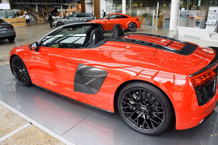 Audi R8 Spyder Plus mới sở hữu kiểu dáng tương tự bản R8 Spyder thường, với khác biệt duy nhất là màu sơn xanh Micrommata. Điểm khác biệt lớn nhất của chiếc xe nằm ở phần đuôi với nắp che mui gập kín, thay vì nắp kính trong suốt trên phiên bản R8 Coupe. Tuy nhiên nắp này có thiết kế rất giống với R8 Spyder thế hệ trước.