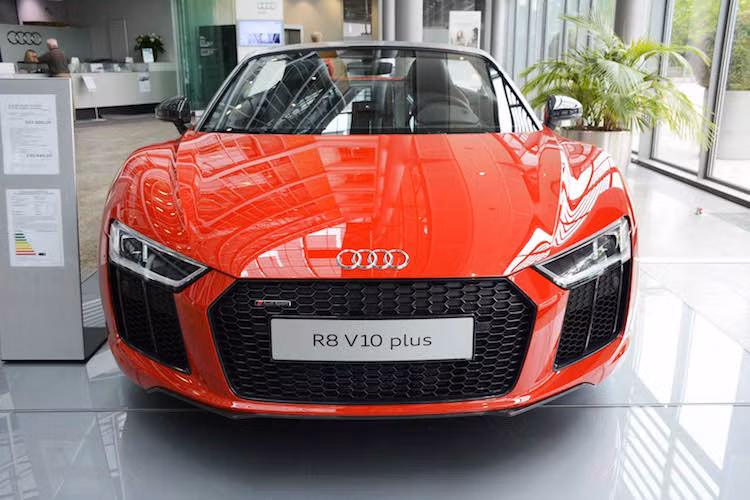 Audi R8 Spyder Plus thế hệ mới sẽ được sản xuất thủ công duy nhất tại nhà máy của Audi ở Neckarsulm - Đức. Khách hàng cũng có thể tùy ý "cá nhân hóa" nội thất và ngoại thất chiếc xe theo ý muốn. Tại thị trường Đức, giá bán của xe là 207.500 Euro (tương đương 5,25 tỷ đồng).