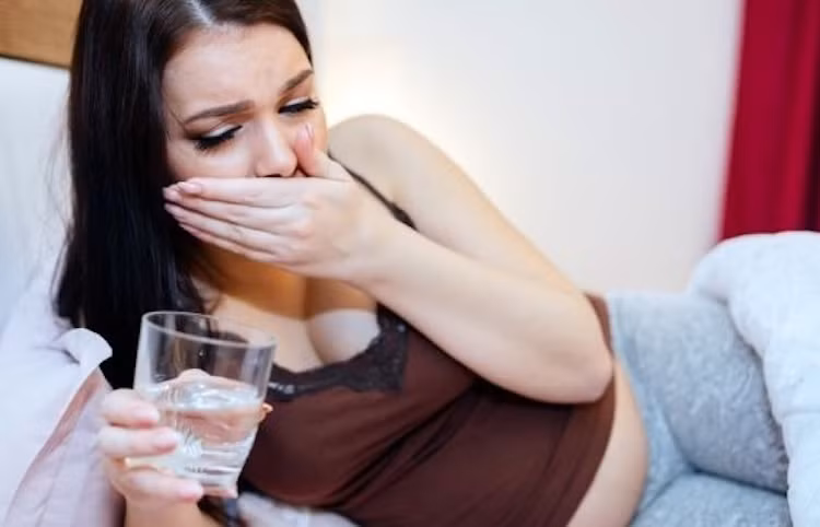  Buồn nôn: Một trong những triệu chứng phổ biến của hội chứng sốc sốt xuất huyết là có cảm giác buồn nôn. Nó có thể kèm theo mất cảm giác ngon miệng do sốt cao và suy nhược. Trong trường hợp nặng, bệnh nhân có thể nôn ra máu.