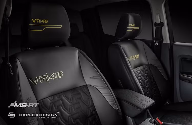 Bên trong nội thất, VR46 Ranger cũng có sự khác biệt lớn so với các phiên bản Ranger thường nhờ có cabin được bọc trong da màu xám và đen cao cấp. Đặc biệt, các ghế ngồi của xe có bề mặt được chần chỉ vân đặc biệt tạo thành những chữ VR.