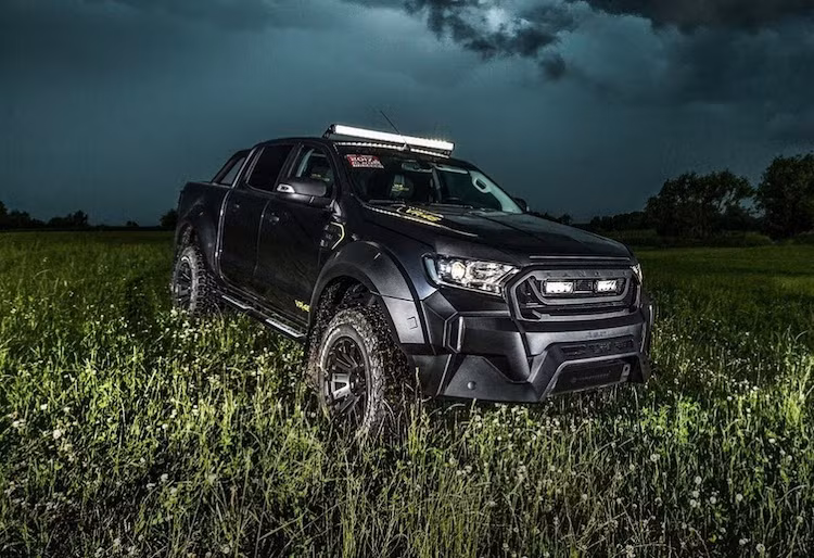 Ngay từ cái nhìn đầu tiên, có thể nhận ngay ra sự khác biệt của VR46 Ranger so với các phiên bản thường khi chiếc xe được trang bị bộ cản trước "hàng thửa" có thiết kế đầy góc cạnh. Chưa dùng lại ở đó, chiếc xe còn có dàn đèn chiếu sáng tăng cường LED sau lưới tản nhiệt và trên nóc siêu sáng, giúp "đánh bật bóng đêm" trong những chuyến offroad.