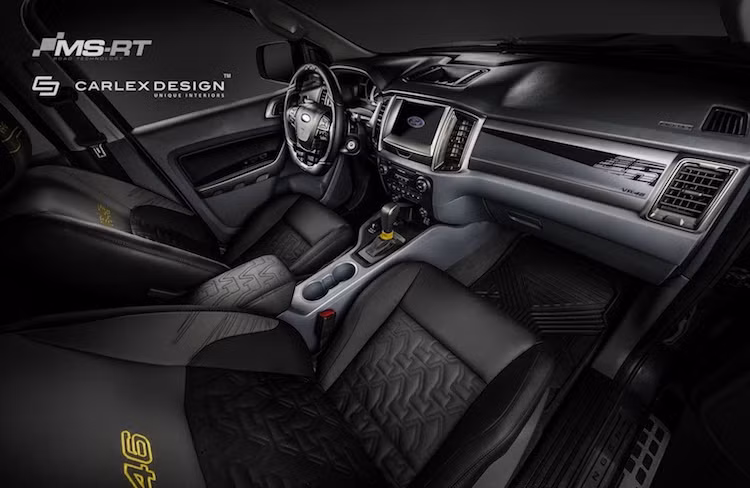 Bên cạnh đó, bảng táp-lô nguyên bản của Ranger cũng có phần ốp bên phía hành khách được sơn họa tiết số 46 quen thuộc của Valentino Rossi, cùng với vành và ốp tay lái thể thao hơn. Ngoài những điểm khác biệt trên, nội thất của Ranger VR46 không có sự khác biệt so với phiên bản thường.