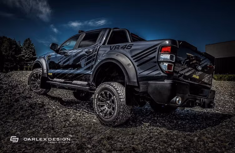 Dấu ấn của tay đua Valentino Rossi được thể hiện rõ qua những họa tiết hình con số 46 quen thuộc của anh, cũng như dòng chữ viết tắt VR46 màu đen hoặc vàng trên nền sơn xám mờ mạnh mẽ của xe. Ở hai bên thân xe còn có sự xuất hiện của các tấm ốp nới rộng vè "cơ bắp", trong khi ở phía sau đuôi xe là những thanh gia cường trên thùng sau đầy khỏe khoắn và cản sau có đèn chiếu sáng mới.