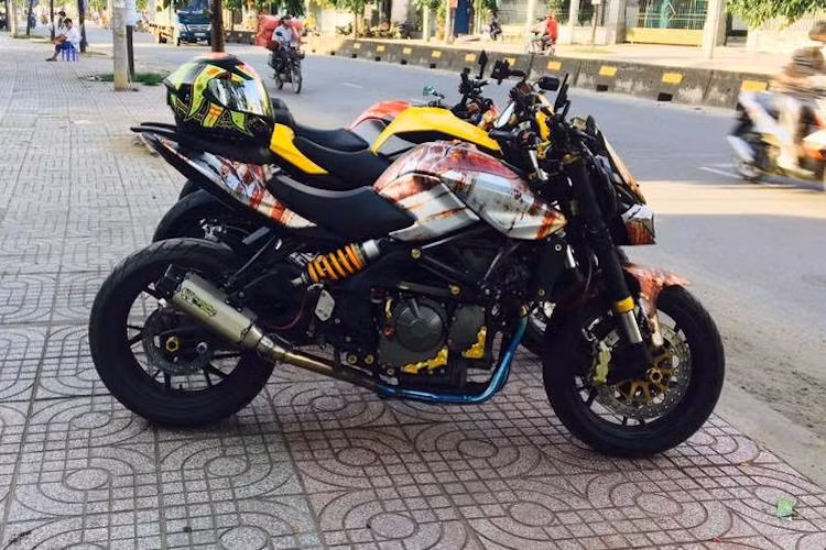 Chiếc naked-bike Benelli BN600i giá rẻ đã được người chơi xe Việt Nam tạo dáng như một siêu naked bike thực thụ nhờ những phụ tùng độ hoặc lấy từ các dòng xe phân khối lớn khác, cùng với dàn vỏ dán tem độc đáo.