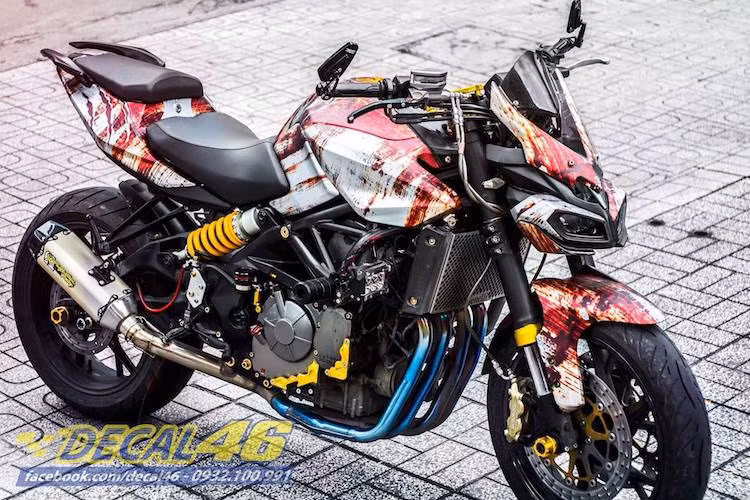 Hệ thống phanh trước trên BN600i cũng đã được độ lại khá triệt để với cặp heo Brembo 4 piston tháo xe Ducati 848. Toàn bộ dàn vỏ của chiếc xe cũng đã có vẻ ngoài độc đáo hơn khi được dán tem trùm với các họa tiết rỉ sét ngẫu nhiên như đã được để ngoài trời lâu ngày.