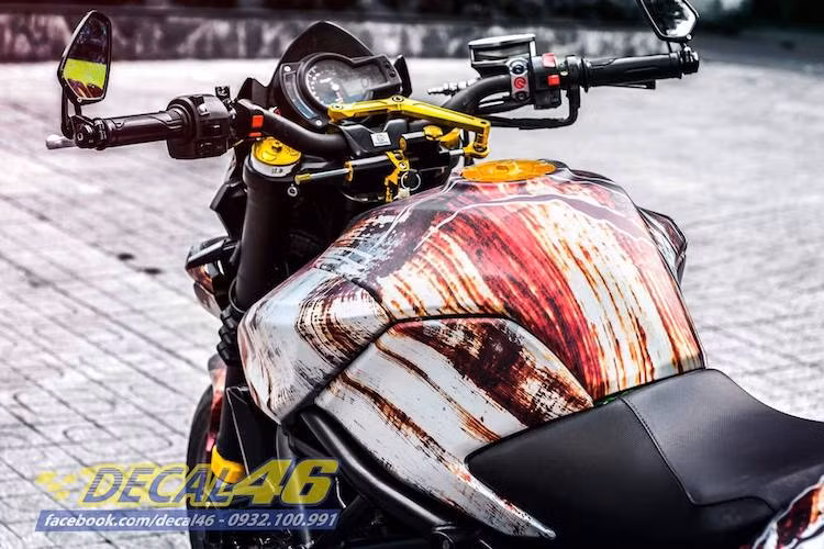 Nằm phía trên tay lái của xe là cùm phanh Brembo đồ chơi, cặp gương chiếu hậu gắn gù CRG, trợ lực kèm pad nhôm nhuộm vàng và bên dưới một chút là nắp bình xăng Rizoma. Động cơ nguyên bản trên chiếc BN600i vẫn được giữ nguyên dung tích 600 phân khối và 4 xi-lanh thẳng hàng DOHC, sản sinh 82 mã lực tại ngưỡng vòng tua 11.500 vòng/phút.