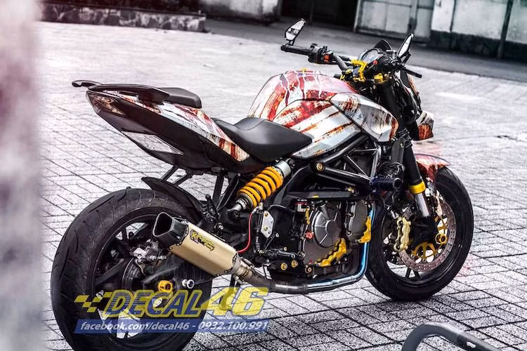 Tuy nhiên, tiếng nổ của động cơ đã "hú" trầm ấm hơn với hệ thống xả titan full system cùng pô Two Brothers Ở phía sau, chiếc xe cũng được nâng cấp phanh với heo Brembo Billet. Đặc biệt, phần đuôi xe đã được lắp ốp đuôi kèm đèn hậu của Kawasaki Z800, khiến chiếc môtô giá rẻ BN600i có kiểu dáng thể thao hơn khi nhìn từ phía sau.