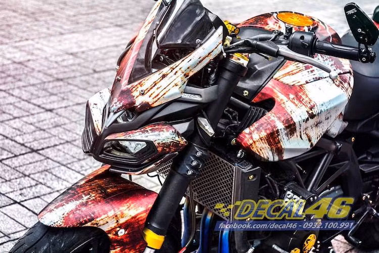 Tuy nhiên, chưa hài lòng với kiểu dáng nguyên bản của BN600i, một biker Việt đã tiến hành độ lại nhẹ nhàng chiếc x, khiến nó có kiểu dáng của một siêu naked bike thực thụ. Ở phía trước, toàn bộ dàn đầu nguyên bản của xe đã bị loại bỏ, thay vào đó là đầu Yamaha MT-09 kết hợp cùng kính chắn gió Puig của Kawasaki Z1000.