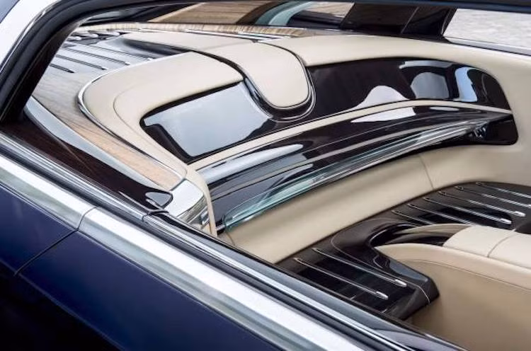 Tuy nhiên, khác với Phantom Coupe, Rolls-Royce đã loại bỏ hàng ghế sau trên Sweptail. Thay vào đó, khu vực ghế sau được thiết kế như boong của một du thuyền siêu sang với các tấm gỗ ép và đèn chiếu sáng màu xanh. Bản thân hàng ghế trước của chiếc xe cũng có khung được thiết kế lại, thanh lịch hơn so với phiên bản Phantom Coupe thường.