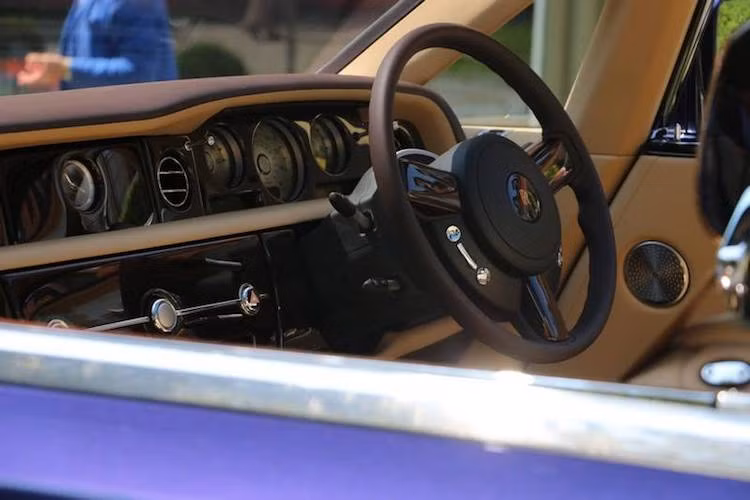 Ở bên trong nội thất, bảng táp-lô của Sweptail được "bê nguyên" từ chiếc Phantom Coupe bình thường sang. Trên phiên bản này Rolls-Royce đã sử dụng các loại gỗ Macassar Ebony và Paldao cho các chi tiết ốp trang trí, đồng thời bọc toàn bộ nội thất trong loại da thượng hạng nhất, với 2 màu là Moccassin và Dark Spice.