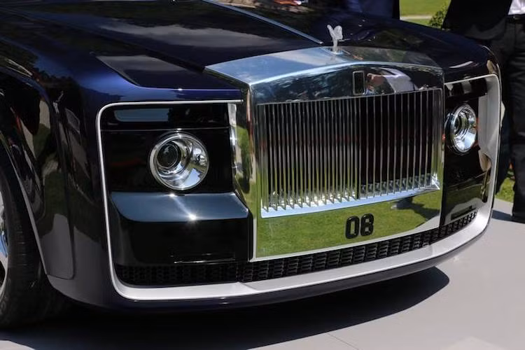 Ở bên dưới lớp vỏ "hàng thửa", Sweptail vẫn giữ nguyên hệ động lực của Phantom Coupe thường. Xe được trang bị trang bị động cơ V12 dung tích 6,0 lít, cho công suất 600 mã lực và mô men xoắn cực đại 750Nm. Kết hợp với động cơ này là hộp số tự động 6 cấp và hệ dẫn động cầu sau.