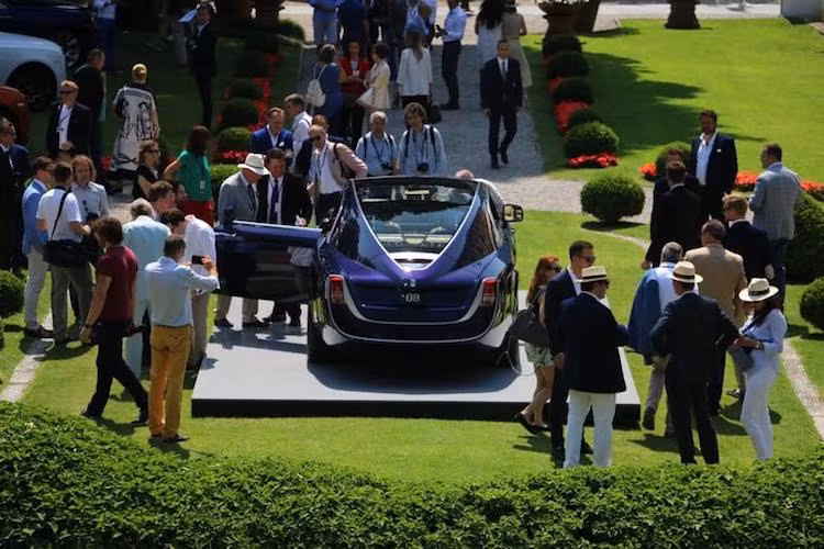 Sau khi được trưng bày tại lễ hội Concorso d’Eleganza, hãng xe hơi Rolls-Royce đã giao chiếc Sweptail "có một không hai" này tới nhà sưu tập bí ẩn đã đặt hàng chiếc xe. Tại lễ hội, khi được hỏi về giá của phiên bản này, Rolls-Royce từ chối tiết lộ hoàn toàn, thậm chí không hề có một chút "gợi ý" nào.