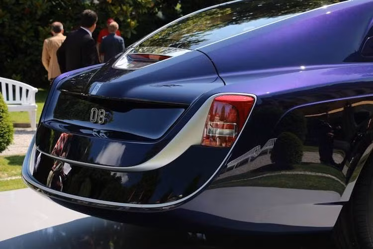 Bên cạnh đó, vị "đại gia" này còn muốn lấy cảm hứng từ du thuyền và "bắt" Rolls-Royce phải chế tạo mui kính 100% cho chiếc xe của mình. Đó là lý do phần mui của Sweptail có hình dáng thuôn mượt về phía sau giống như thân của một chiếc du thuyền và có mui kính trong suốt.