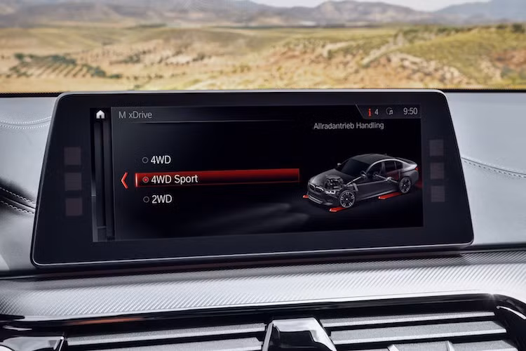 Tuy nhiên thay vì hệ dẫn động cầu sau truyền thống, M5 2018 đã lần đầu tiên được trang bị hệ dẫn động 4 bánh M xDrive hoàn toàn mới. Với vi sai chủ động Active M, hệ thống này có khả năng điều chỉnh linh hoạt giữa các chế độ dẫn động, trong đó bao gồm cả chế độ dẫn động cầu sau truyền thống, ngắt hoàn toàn cầu trước.