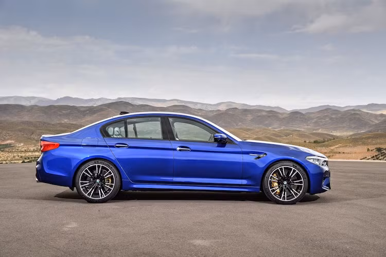 Hai bên thân xe cũng có thêm các khe gió trên vè trước cùng nẹp dọc thân xe. Thay vì thiết kế mâm 5 cánh kép quen thuộc, BMW đã sử dụng mâm 20 inch 7 cánh kép tùy chọn mới trên M5, kèm theo bộ lốp thể thao. Nằm phía sau bộ mâm này là hệ thống phanh hiệu năng cao với heo 6 pis phía trước và 1 pis phía sau.