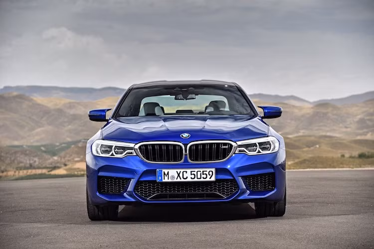 Giống như những mẫu BMW M khác, M5 2018 vẫn tiếp tục được thương hiệu ôtô BMW cải tiến ngoại thất theo phong cách truyền thống của bộ phận M Division. Ở phía trước, chiếc xe đã có bộ cản trước hoàn toàn mới với thiết kế góc cạnh hơn và những khe hút gió lớn, làm mát động cơ hiệu quả hơn.