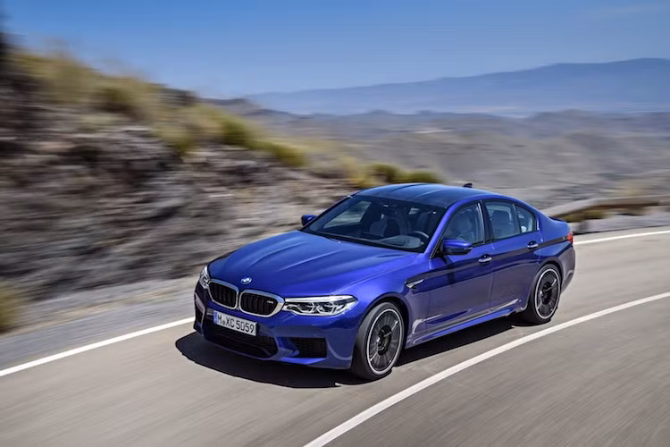 Với hệ động lực mới, chiếc xe chỉ có thể tăng tốc từ 0-100 km/h chỉ trong 3,4 giây, 0-200 km/h trong 11,1 giây và đạt tốc độ tối đa giới hạn điện tử 250 km/h. Tuy nhiên nếu thêm gói trang bị M Driver, vận tốc tối đa của chiếc xe sẽ còn có thể được nâng lên tối đa 305 km/h.