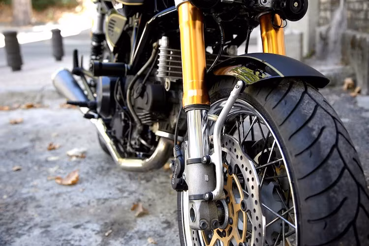 Ở phía trước, chiếc xe đã được thay bộ thụt USD nguyên bản bằng thụt Ohlins của Ducati 1199 Panigale, với màu vàng nổi bật hơn cùng với các đĩa phanh có vành tỉa khéo thành hình hoa.