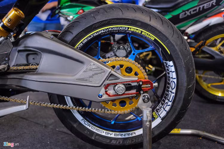 Giảm xóc monoshock phía sau cũng được thay thế bằng sản phẩm của Ohlins. Cặp gắp sau kích thước lớn, kiểu dáng bắt mắt, khiến chiếc xe khỏe khoắn hơn. Bánh sau cũng sử dụng bộ vành mới và lốp kích thước 190/55-17.