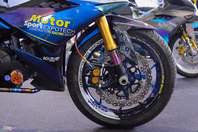 Thay đổi đáng chú ý trên chiếc xe độ này ở dàn chân mới. Giảm xóc trước nguyên bản được thay bằng giảm xóc dạng up side down của Ohlins, phanh đĩa đôi cùng kẹp phanh mới không khác gì những chiếc phân khối lớn 1.000 cc. Bánh xe kích thước 120/70-17