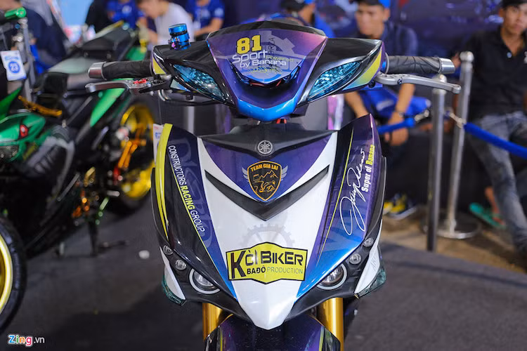 Chủ xe đã thay đổi đầu Exciter 150 theo cách riêng. Phần nhựa đầu trên tay lái được lấy từ những chiếc xe tay ga Yamaha Luvis, trong khi kiểu dáng mặt nạ trước giữ nguyên. Cụm đèn của xe cũng được thay thế bằng đèn projector.