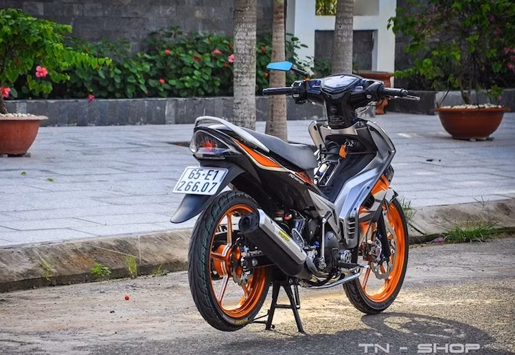 Chiếc Yamaha Exciter 135 đời đầu với thiết kế dàn đầu nhỏ và thân xe sắc sảo đã được người chơi Vũng Tàu "dọn" lại với những phụ tùng cao cấp, khiến nó không chỉ trông ấn tượng hơn mà còn có khả năng vận hành ổn định, an toàn hơn.