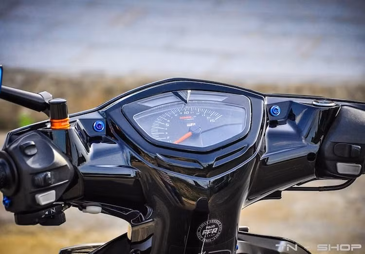 Nằm ở phía trên tay lái, cụm đồng hồ nguyên bản của chiếc xe đã được thay bằng đồng hồ điện tử Koso đa chức năng. Được thiết kế dành riêng cho Exciter từ 2010 trở về trước, đồng hồ Koso có thể lắp vào chiếc xe mà không cần "chế cháo" bất kỳ chi tiết nào, trong khi vẫn có đầy đủ tính năng hiện đại.