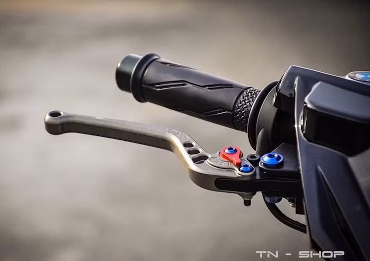 Đồng hồ không phải là chi tiết nổi bật duy nhất trên tay lái, khi chiếc xe còn được trang bị một số "đồ chơi" khác như tay phanh CRG bên phải và gương hậu Rizoma bên trái.