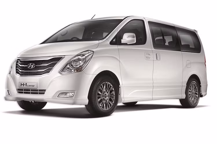 Dựa trên thế hệ Starex thứ 2 ra mắt từ 10 năm trước, Hyundai H-1 Limited II có "phom" tương tự nhưng sở hữu nhiều chi tiết ngoại thất được nâng cấp để có vẻ ngoài tạo cảm giác sang trọng hơn. Ở phía trước, chiếc xe vẫn giữ lại cặp đèn pha từ Starex nhưng có lưới tản nhiệt nan dọc mạ chrome cao cấp và cản trước với những đường nét hấp dẫn hơn.