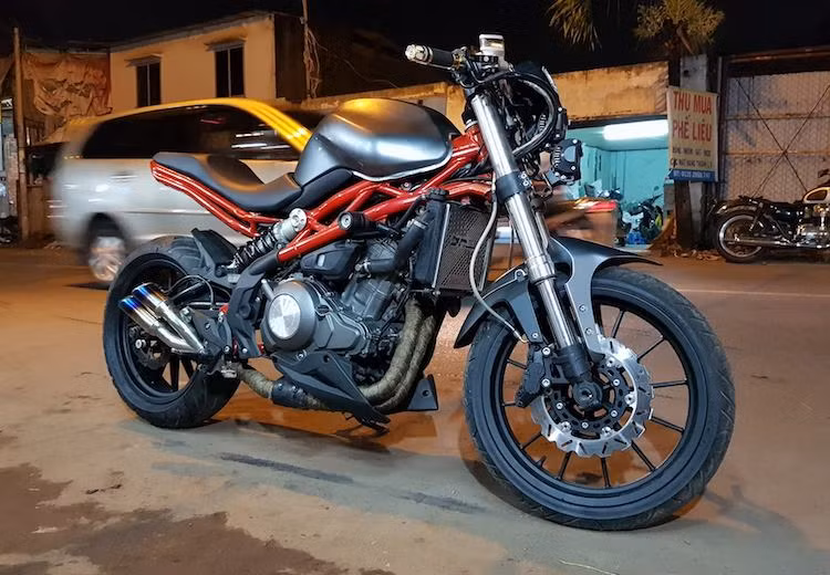 Ở dạng nguyên bản, BN302 vốn có kiểu dáng naked-bike khá "ngầu" và phức tạp. Từ mẫu xe này, xưởng độ Tự Thanh Đa (TTD) tại Sài Gòn đã sửa đổi nhẹ để khiến chiếc xe mang vẻ đẹp tối giản, nhưng vẫn mạnh mẽ và đồng thời còn mang chất thể thao hơn khi "lai" phong cách cafe racer.