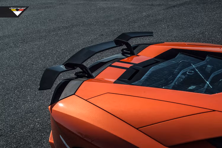 Bên dưới nắp máy, khối động cơ V12 6.5l nạp khí tự nhiên, có công suất 700 PS cùng hộp số ISR 7 cấp và hệ dẫn động 4 bánh nguyên bản của Aventador vẫn được giữ nguyên. Hệ động lực này giúp siêu xe Ý tăng tốc từ 0-100 km/h chỉ trong dưới 3 giây và tốc độ tối đa 350 km/h.