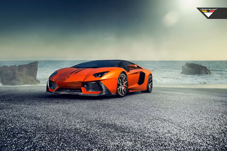 Với bản độ "nhẹ nhàng" Zaragoza của Vorsteiner, mẫu xe hàng đầu của Lamborghini đã trở nên dữ dằn và thể thao hơn hẳn nguyên bản. Để có thể sở hữu một chiếc Lamborghini Aventador độ gói Zaragoza "full option", chủ xe sẽ phải sẵn sàng bỏ số tiền hơn 30.000 USD (tương đương 681 triệu đồng).