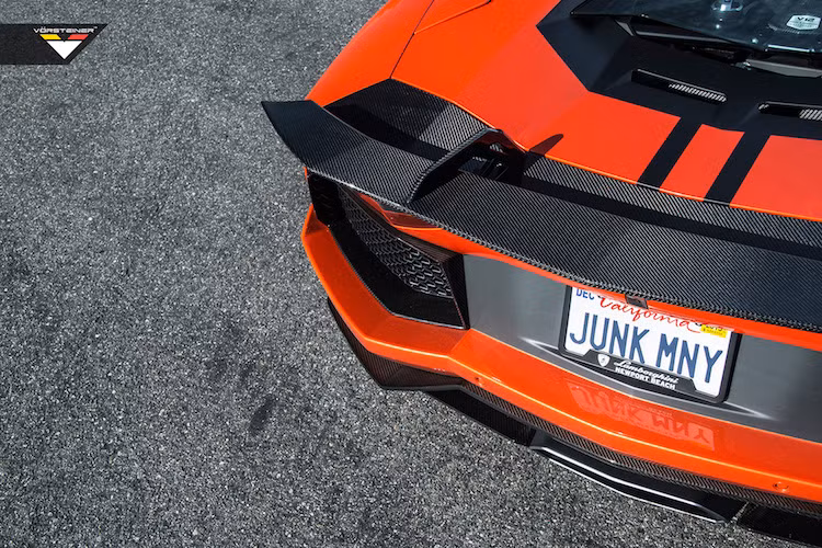 Đối với bản độ này, hãng độ Vorsteiner cung cấp tuỳ chọn cánh đuôi Zagazora gắn cố định, hoặc để khách hàng giữ nguyên cánh đuôi chủ động nguyên bản của xe. Với tuỳ chọn cánh đuôi Zagazora, chiếc xe sẽ trông giống phiên bản thể thao Aventador SV hơn.