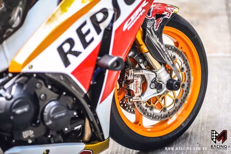 Hệ thống phanh nguyên bản của CBR1000RR đã được thay bằng cặp heo Brembo Billet Nickel, kèm theo đĩa Brembo. Trong khi đó, mâm "zin" 5 cánh của CBR1000RR đã được thay bằng cặp mâm Marchesini Genesi M7RS với thiết kế 7 cánh xoắn đặc trưng và được sơn màu cam "ton-sur-ton" với dàn áo tem Repsol.