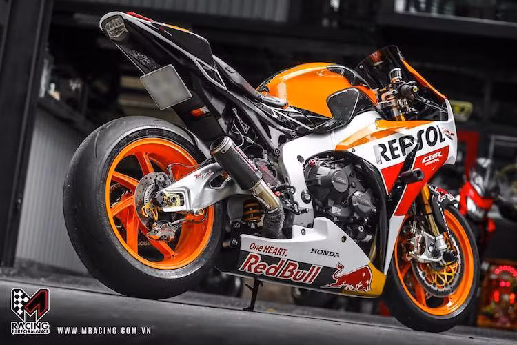 Chiếc superbike Honda CBR1000RR thế hệ trước đã được một người chơi xe tại miền Nam nâng cấp "full bài" bằng những phụ tùng "khủng" trị giá cả trăm triệu đồng, lấy cảm hứng từ xe đua tại giải WSBK.