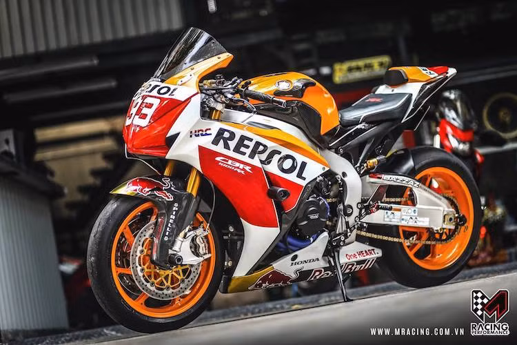 Tuy nhiên so với những đối thủ châu Âu, mẫu xe này vẫn "dưới một đẳng cấp" do ít được trang bị những "đồ chơi" cao cấp ở dạng nguyên bản. Để khiến CBR1000RR có thể "ngang cơ" những chiếc superbike châu Âu, một biker tại Việt Nam đã "mạnh tay" trang bị cho chiếc xe của mình những món đồ chơi "hàng khủng", khiến chiếc xe có cấu hình gần tương đương với những chiếc CBR1000RR tại giải WSBK.