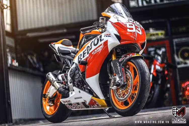 Cho tới khi được thay thế bởi thế hệ mới vào năm ngoái, Honda CBR1000RR đời cũ đã được bán trên thị trường được 4 năm. Ở dạng nguyên bản, cùng với Yamaha R1, Suzuki GSX-R1000 và Kawasaki Ninja ZX-10R, siêu môtô Honda CBR1000RR là một trong những mẫu superbike tốt nhất tới từ Nhật Bản.