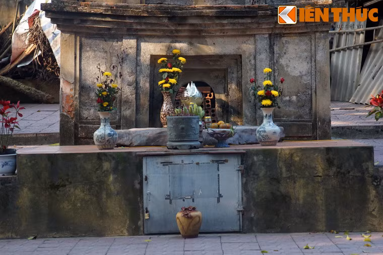 Bàn thờ dưới chân tháp.