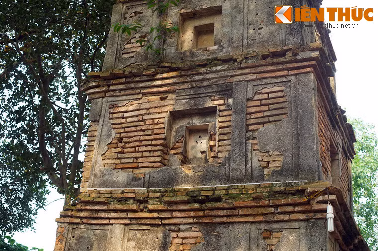 Gạch xây tháp là gạch Bát Tràng, loại gạch bìa vuông, dày 3cm.